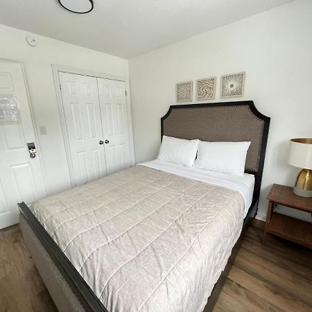 Letitia Heights !C Quiet And Modern Private Bedroom With Shared Bathroom Barrie Exteriér fotografie